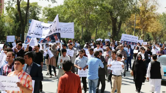 لاریون کوونکو له افغان حکومت وغوښتل، چې د پولیسو له یونیفورم د ناوړه ګټې اخیستو لارې بندې کړي.