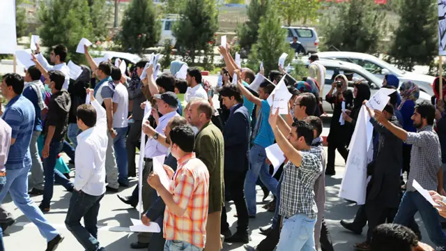 وړاندې، د افغانستان لویې څارنوالۍ وویلي وو، پر څلورو افغان مېرمنو د ډله ییز جنسي تېري تورنو کسانو دوسیې ابتداییه محکمې ته وړاندې کېږي.