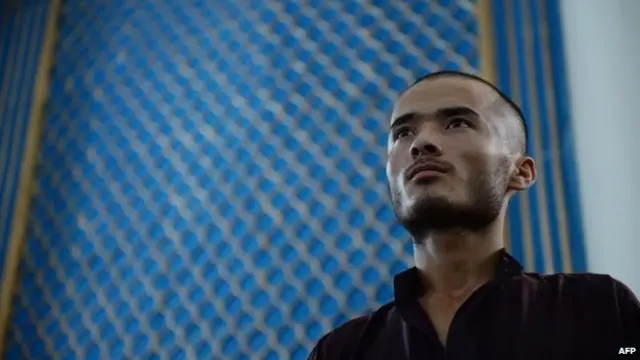 ټولو تورنو ته سوربخني کالي ور اغوستل شوي وو.