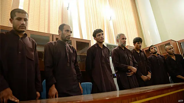 په دوی کې يو د پاخه عمر دی چې د دغې ډلې مشر بلل کېږي او د نورو عمرونه د ۱۹ او ۲۷ کلونو ترمنځ دي.