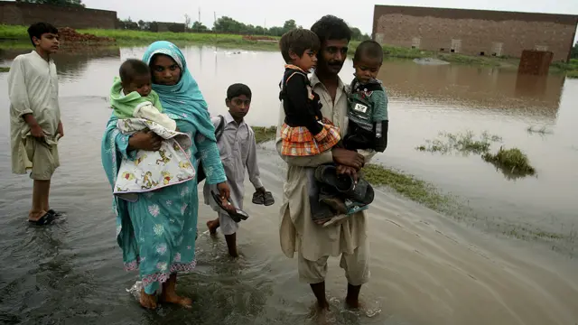 اتوار سات ستمبر تک بھارت کے زیرِانتظام کشمیر اور پاکستان کے شمالی علاقوں میں کم از دو سو افراد ہلاک ہو چکے ہیں اور کہیں زیادہ اپنا گھر بار چھوڑنے پیں مجبور ہو چکے ہیں۔