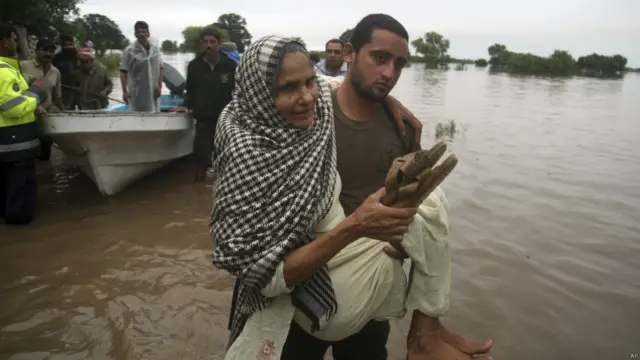 پنجاب کے وزیرِ اعلیٰ شہباز شریف نے سیلاب کے باعث پیدا ہونے والی صورتِ حال سے نمٹنے کے لیے صوبے میں ہنگامی حالت نافد کر دی ہے۔