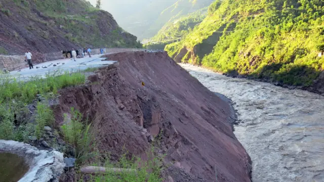 مون سون کے اواخر میں ہونے والی شدید بارشوں کے باعث بھارت اور پاکستان کے مختلف علاقوں میں۔گذشتہ چند دنوں سے لوگوں کو سیلاب کا سامنا ہے۔