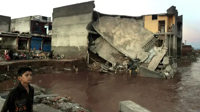 بھارت کے زیر انتظام کشمیر کے صدر مقام سری نگر میں بھی لوگوں کی ایک بڑی تعداد اچانک سیلاب آنے کے بعدگھروں کی چھتوں پر پناہ لینے پر مجبور ہوگئے۔