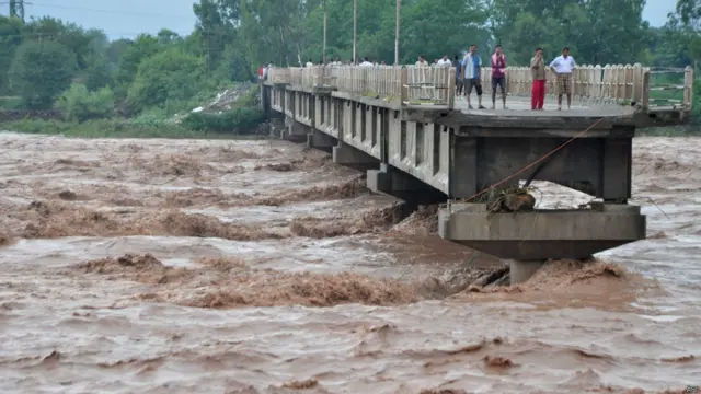 پنجاب میں سینکڑوں دیہات سیلابی ریلے کی زد میں آ چکے ہیں اور ان میں کئی زیر آب آ چکے ہیں۔ کئی دیہاتوں سے ہنگامی بنیادوں پر متاثرین کو کشتیوں کے ذریعے محفوظ مقامات پر پہنچایا جا رہا ہے۔
