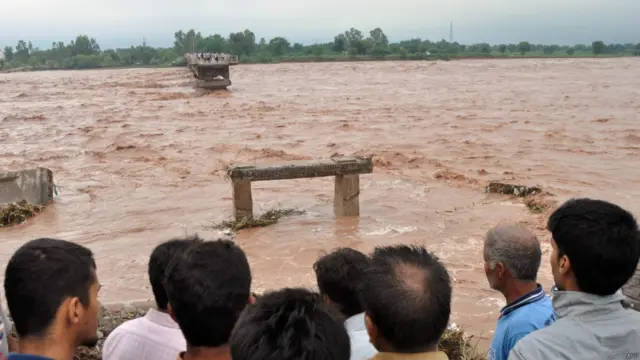 ریڈیو پاکستان کے مطابق پاکستانی فوج کی جانب سے جاری ہونے والے ایک بیان میں کہا گیا ہے کہ فوج نے سیلاب میں کی جانے والی امدادی سرگرمیوں میں اب تک 970 افراد کو بچایا ہے۔