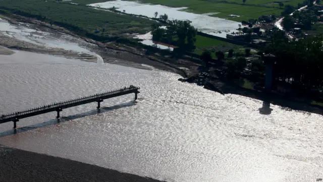 اس سے پہلے پاکستان میں محکمۂ موسمیات نے آئندہ چند دنوں میں پاکستان کے میدانی علاقوں میں ’انتہائی اونچے درجے کے سیلاب‘ کی پیش گوئی کی تھی۔