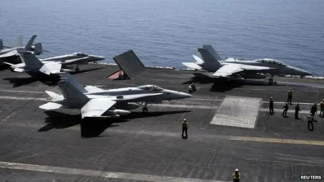 Phi cơ chiến đấu cất cánh từ hàng không mẫu hạm USS George HW Bush ở vùng Vịnh