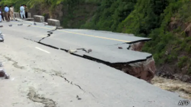 پاکستان میں گذشتہ چند سالوں سے موسمی تبدیلیوں کی وجہ سے بے موسم بارشیں ہو رہی ہے