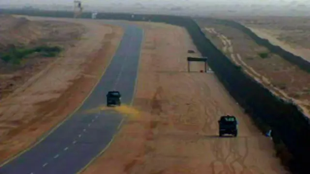 بنت السعودية العام الماضي جدارا في حدودها مع اليمن، منعا لتسلل المهربين وحماية أمن البلاد كما تقول السلطات السعودية.