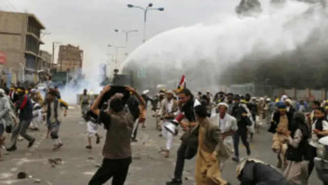 پلیس با شلیک آب و گاز اشک آور با معترضان مقابله کرد