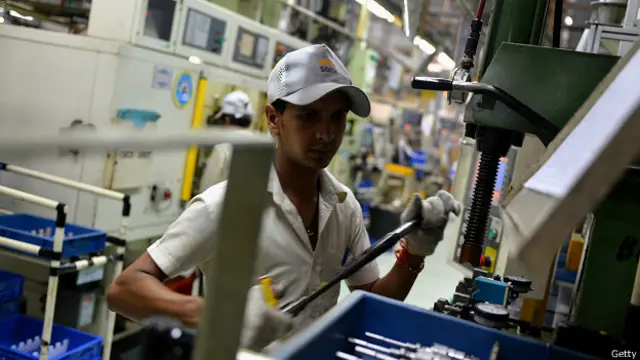 फैक्ट्री कर्मचारी