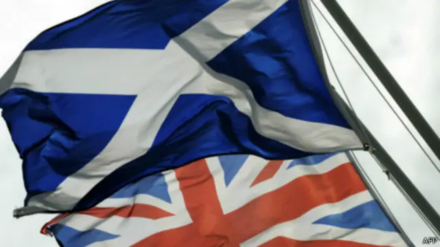 تقدمت الاحزاب الرئيسية الثلاثة في ويستمنستر بمقترحات فردية لمنح مزيد من السلطات للبرلمان الاسكتلندي