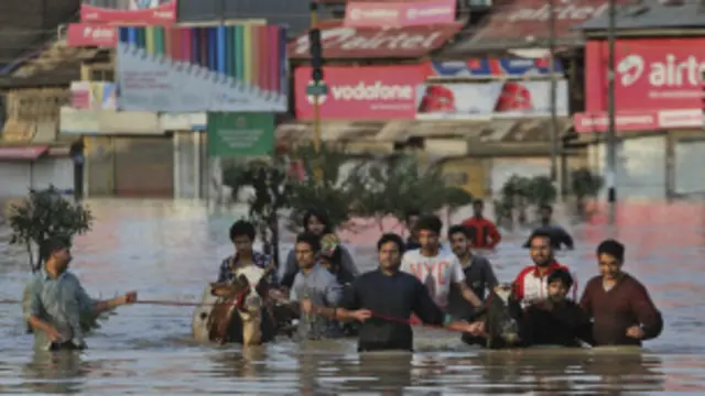 بھارت کے زیر انتظام کشمیر میں مواصلاتی نظام متاثر ہونے سے امدادی کارروائیوں میں مشکلات کا سامنا ہے