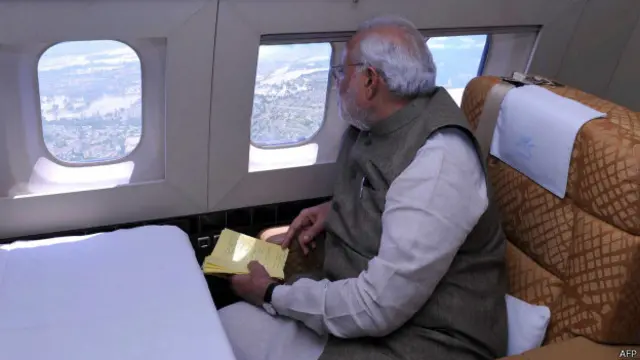 بھارتی وزیراعظم نریندر مودی نے سیلاب کے متاثرین کے لیے ایک ہزار کروڑ روپے کی اضافی مدد کرنے کا اعلان کیا ہے