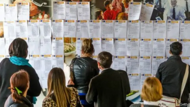 عدد من الفرنسيين أمام قوائم