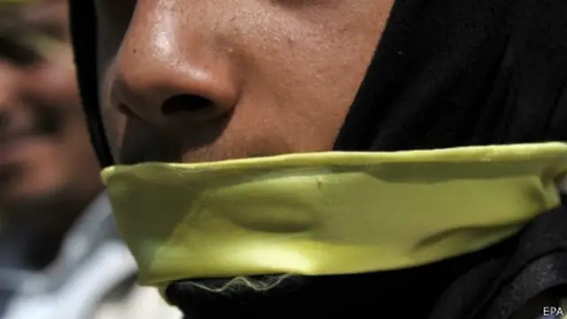 معترضان به نشانه اعتراض مدنی از ریبون های زرد استفاده می کنند