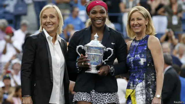 سرینا ولیمز اپنی ٹرافی کے ساتھ جبکہ ان کے ساتھ شہرۂ آفاق ٹینس سٹارز مارٹینا نیورتیلووا اور کرس ایورٹ کھڑی ہیں