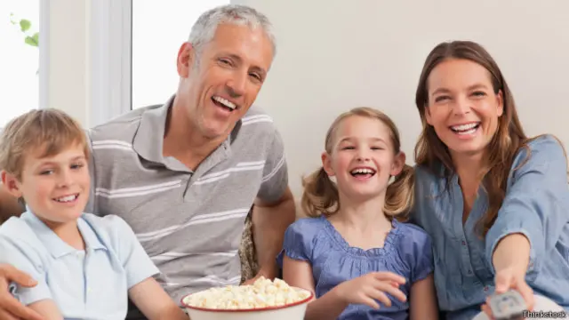 Família assiste à TV | Crédito: Thinkstock