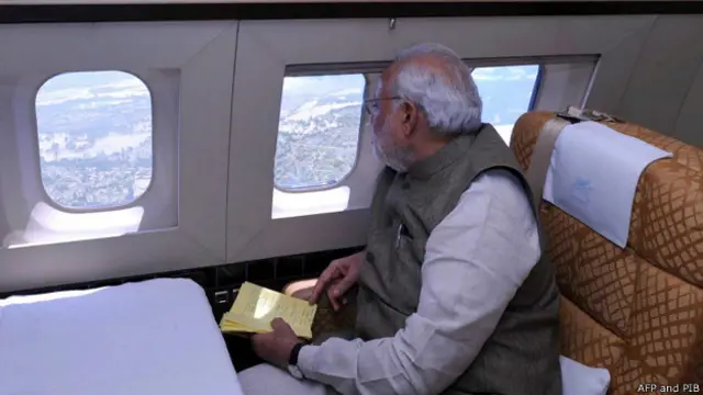प्रधानमंत्री नरेंद्र मोदी ने ज़मीनी हालात जानने के लिए जम्मू कश्मीर का हवाई दौरा किया है.