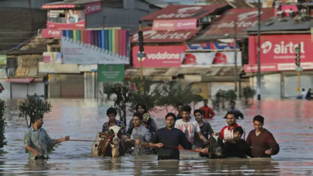 ये नज़ारा श्रीनगर के आसपास का है जहां कुछ इलाक़े पूरी तरह पानी में डूब गए हैं.