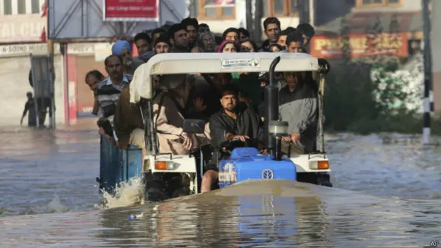 श्रीनगर से सटे इस इलाक़े में मुख्य सड़क पर ही पानी भर गया है. 