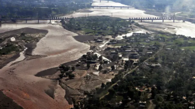 भारत प्रशासित कश्मीर के अखनूर सेक्टर का नज़ारा. बाढ़ से अब तक कई लोग मारे जा चुके हैं.