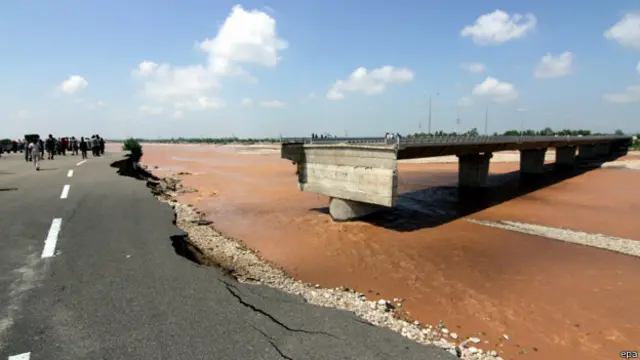 कई स्थानों पर सड़कों और पुलों को भी भारी नुकसान पहुंचा है.