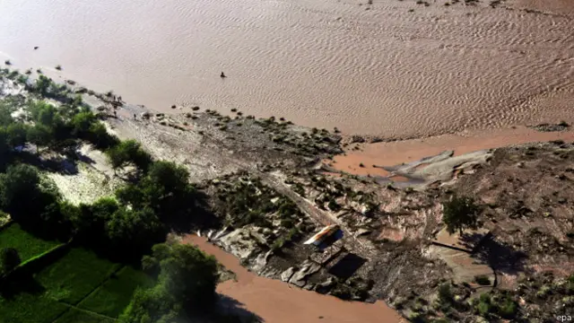 बाढ़ से भरे हुए इलाक़े की एक और तस्वीर आसमान से.