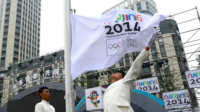 南京青奥会青奥村开村仪式上升南京青奥会会旗(新华社图片12/8/2014)