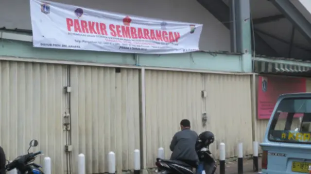 Parkir sembarangan