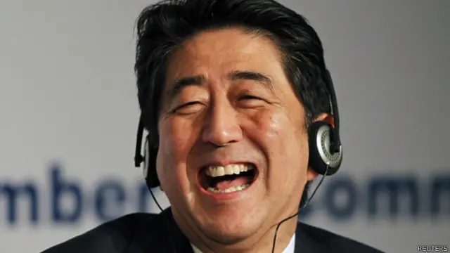 安倍晋三在斯里兰卡科伦坡一场论坛上裂齿大笑(7/9/2014)