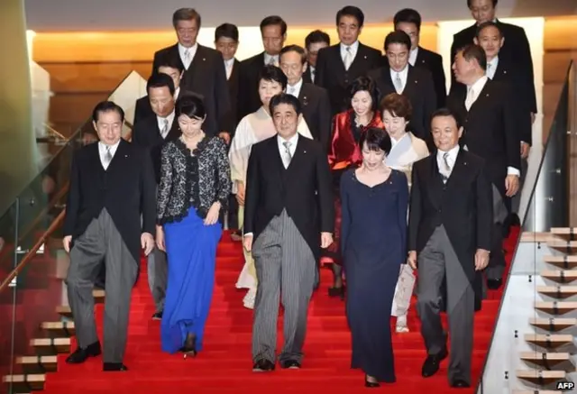 安倍晋三与阁员在首相官邸亮相(3/9/2014)