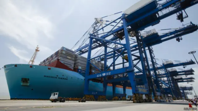 中国广州南沙港一艘在装卸中的集装箱货轮（26/6/2014）