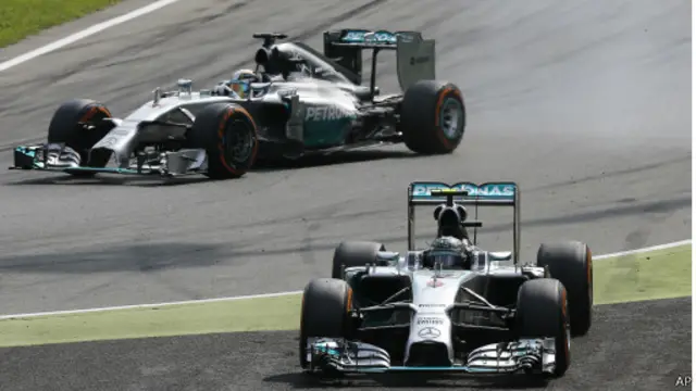 Rosberg melakukan kesalahan di tikungan di lap 9 dan lap 29.