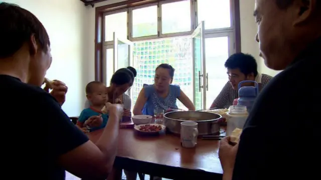 邊亮京家屬在家中午餐