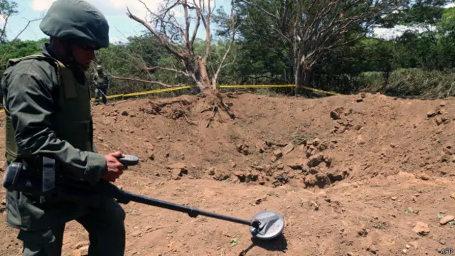 Soldado inspecciona cráter en Managua