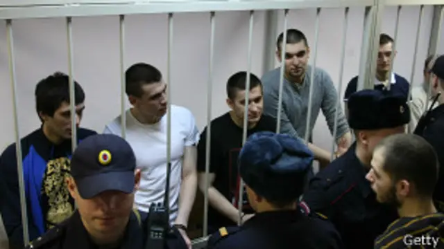 Обвиняемые по болотному делу в клетке для подсудимых 24 февраля 2014 года