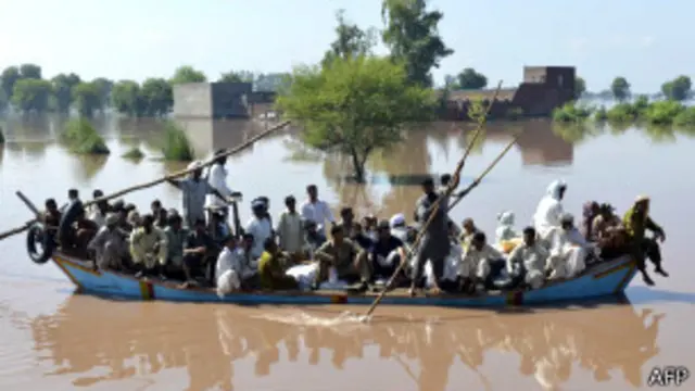 بہت سے لوگ کشتیوں میں بیٹھ کر محفوظ علاقوں کی جانب منتقل ہوئے