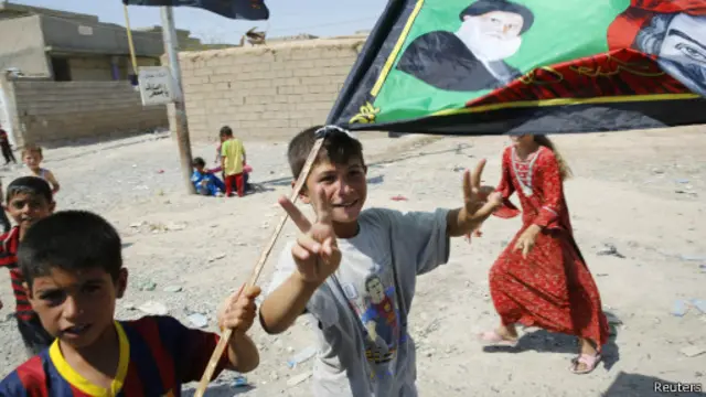 دولت اسلامیہ کا محاصرہ توڑنے کے بعد امرلی کے شیعہ اقلیتی قبیلے کے بچے جشن منا رہے ہیں۔