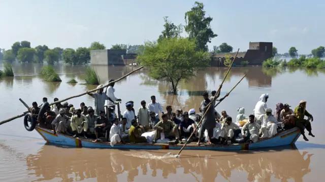 ۔۔۔ پاکستان کے وزیراعظم نواز شریف سیلاب سے متاثرہ علاقوں کے دورے کر رہے ہیں