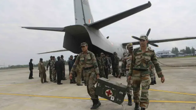 राहत कार्य में लगे सैनिक