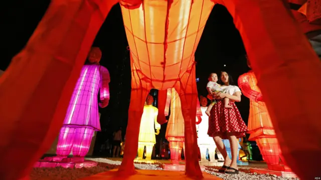 Lampion berbentuk tentara Cina