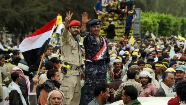 شارك في تصعيد الحوثيين بعض أفراد الشرطة اليمنية احتجاجا على موقف الحكومة.