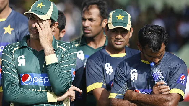 حیرت کی بات یہ ہے کہ ساڑھے تین سال سے بیٹنگ لائن کو حوصلہ دینے والے مصباح الحق کو جب خود حوصلے کی ضرورت پڑی تو ٹیم منیجمنٹ نے انہیں وہ دینے کے بجائے شاہد آفریدی کی قیادت میں ٹیم میدان میں اتاردی