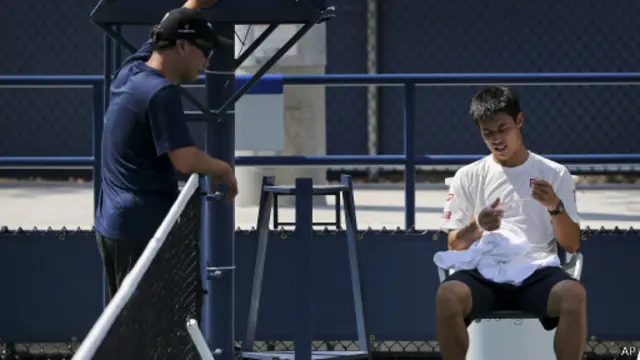 Nishikori bersama Michael Chang mempersiapkan diri menghadapi final.