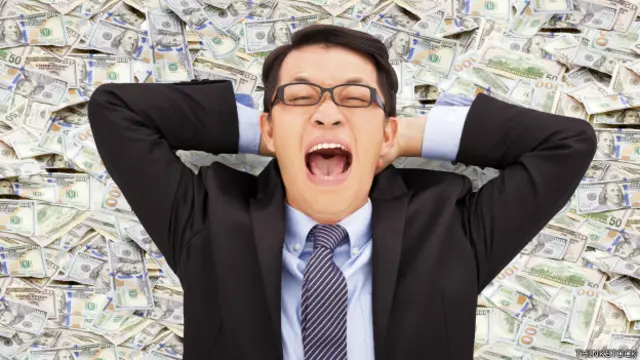 Hombre con pose triunfadora