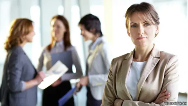 Ejecutiva en pose "de poder"