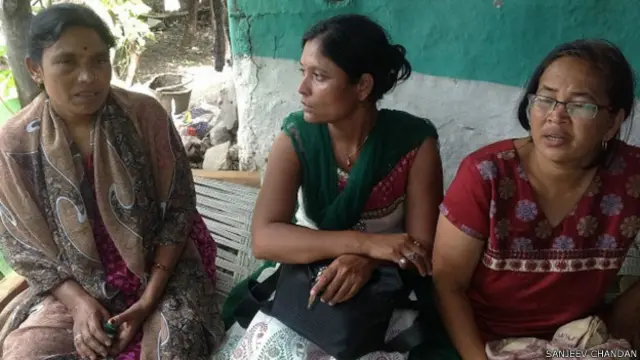 आँगनबाड़ी सेविका लता सिडाम के साथ सत्यशोधक समाज की श्रेया और नूतन मालवी 