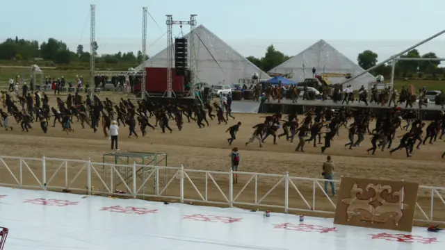 Дүйшөмбү күнү Чолпон-Ата шаарында «Көчмөндөр оюндарынын ачылыш» аземине даярдык жүрдү. 